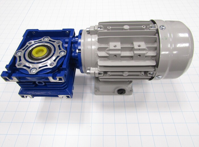 Gearmotors, Type Right Angle, Type of Gears Worm, Ratio 7.5:1, Output Type Hollow Bore, Output Diameter 18 mm, Output Torque 354 in-lbs, Output Rpm 233 rpm, Mounting Type Face mounted