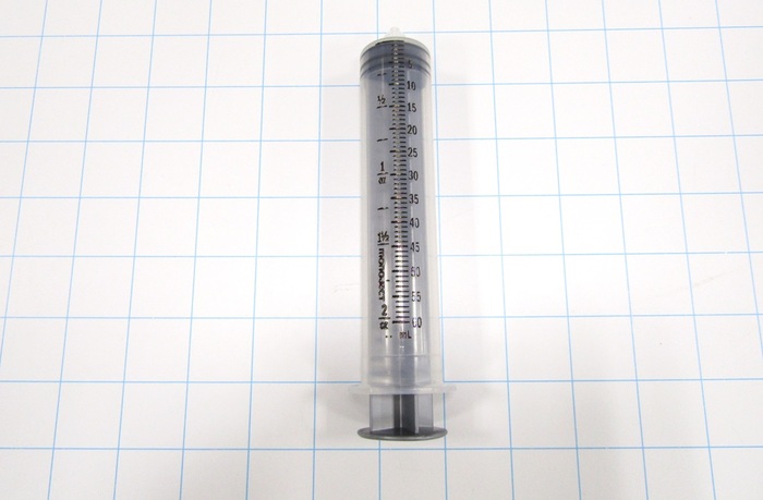 PLASTIC SYRINGE