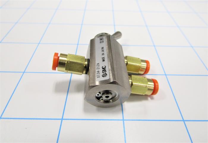 Valves Mechanical / Hand, Manual Valve Type, 2 Position 3 Way Operation, 2018011 with Fitting Male Straight IN and 2 Fittings Male Straight OUT